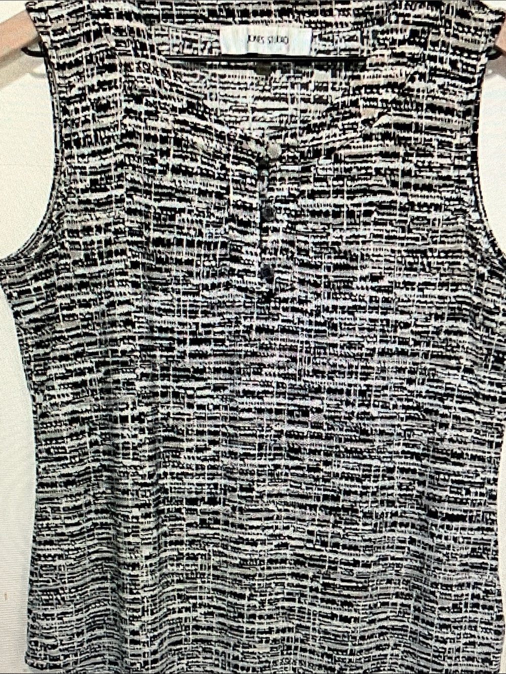 Jones Studio Black & White Textured Sleeveless Henley